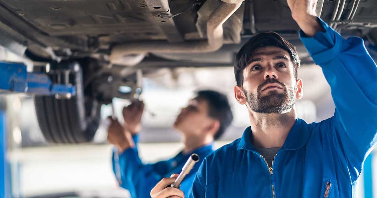 img-techs-under-vehicle